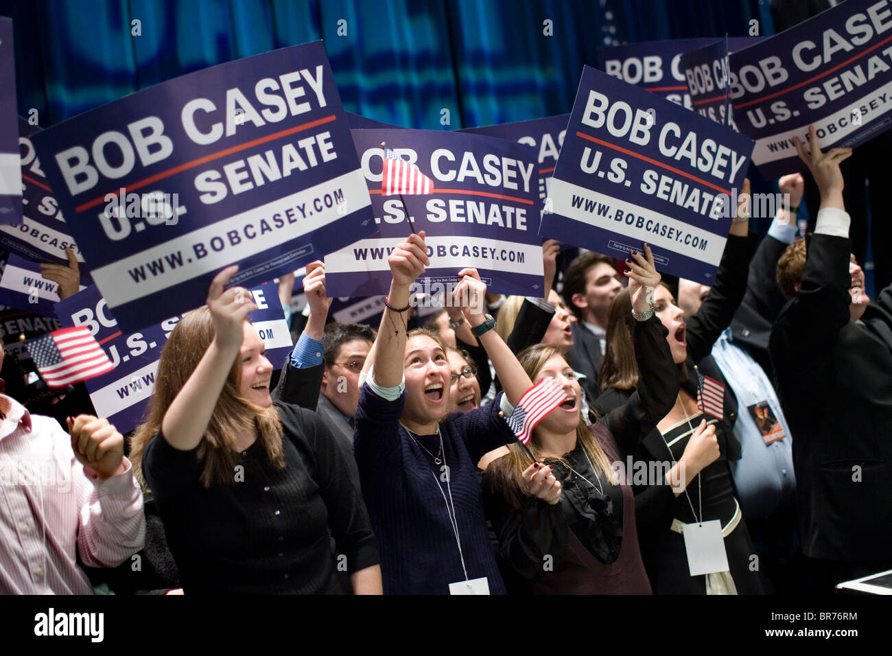 Menschen jubeln für neu gewählte Senator Bob Casey Jr. in Scranton, Pennsylvania. Stockfoto