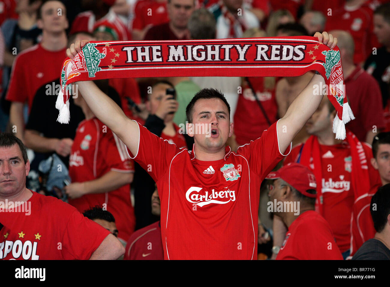 Liverpool Fußball-Fan hält einen Schal auf der Tribüne während eines Spiels Stockfoto