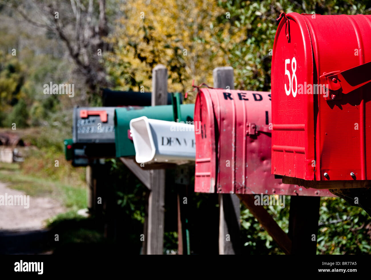 Alte E-Mail-Boxen hintereinander an einem sonnigen Tag Stockfoto