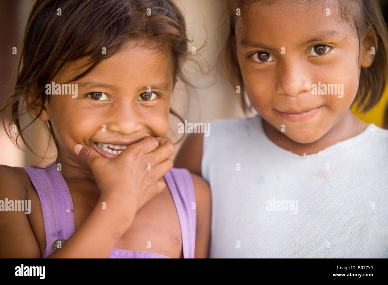Zwei junge Miskito Mädchen Lächeln für die Kamera in die abgelegenen indigenen Dorf Krin Krin Nicaraguas auf dem Rio Coco. Stockfoto