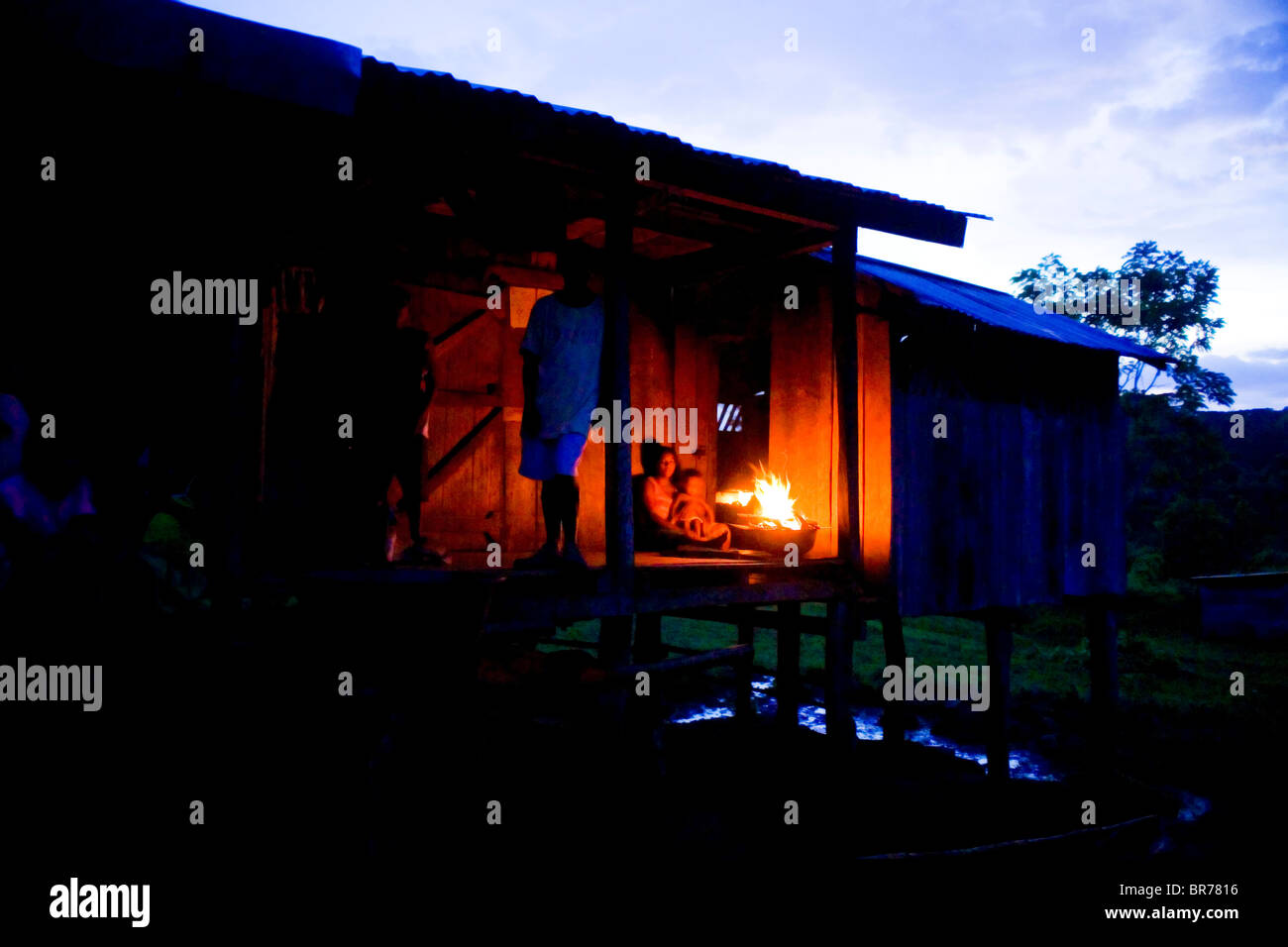 Eine Familie bereitet ihr Abendessen auf der Veranda ihres Hauses in das abgelegene Dorf für indigene Miskito Krin Krin Ni zubereiten Stockfoto