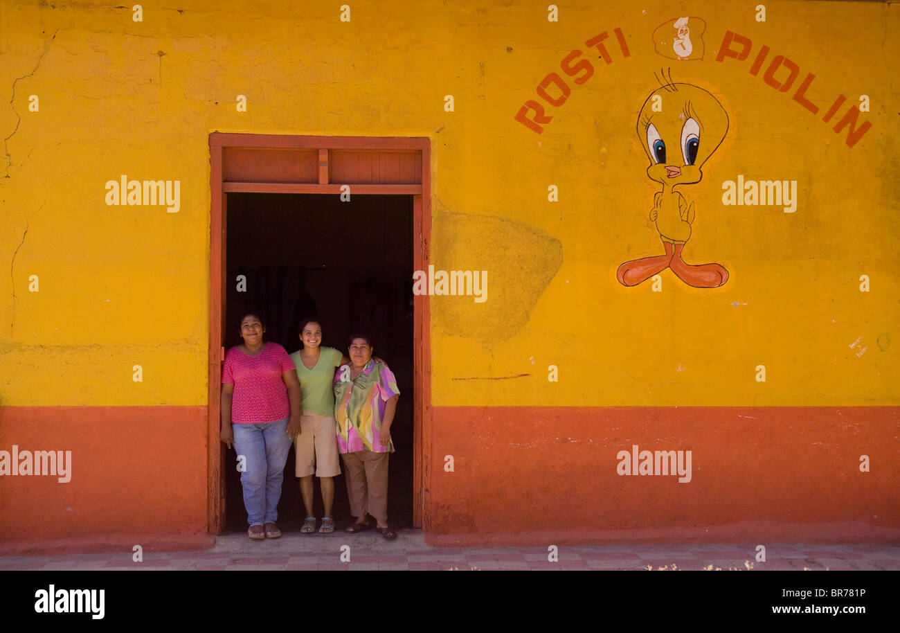 Drei Frauen grüßen die Kamera am Eingang von einem Hähnchen-Restaurant in der alten spanischen kolonialen Stadt Chinandega Nicaragua. Stockfoto
