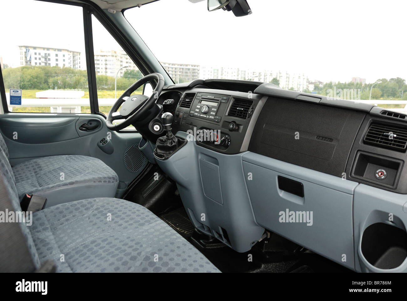 Ford Transit 2.4 TDCi AWD 140 T350 Trend Panel van - Chill - MWB - Deutsch MCV, Kastenwagen - Innenraum, Armaturenbrett Stockfoto