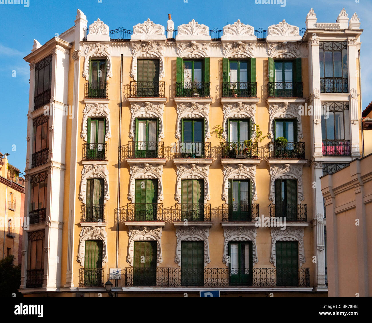 Gebäude in Plaza de San Miguel, in der Nähe von Mercado de San Miguel, Madrid, Spanien Stockfoto