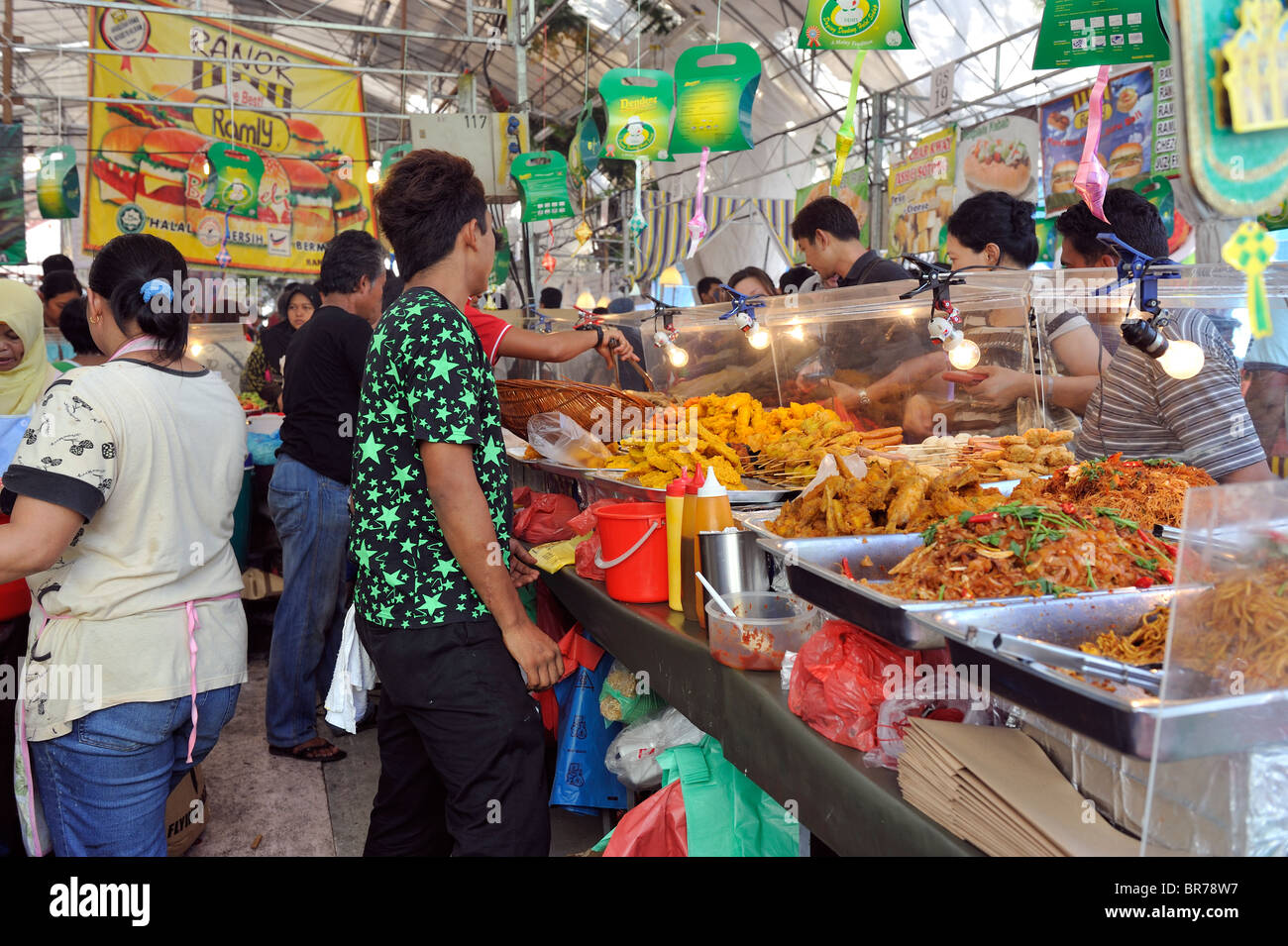 Essen auf Verkauf während des Ramadan in Gaylang Bereich von Singapur. Das Essen wird nur nach Sonnenuntergang gegessen. Stockfoto