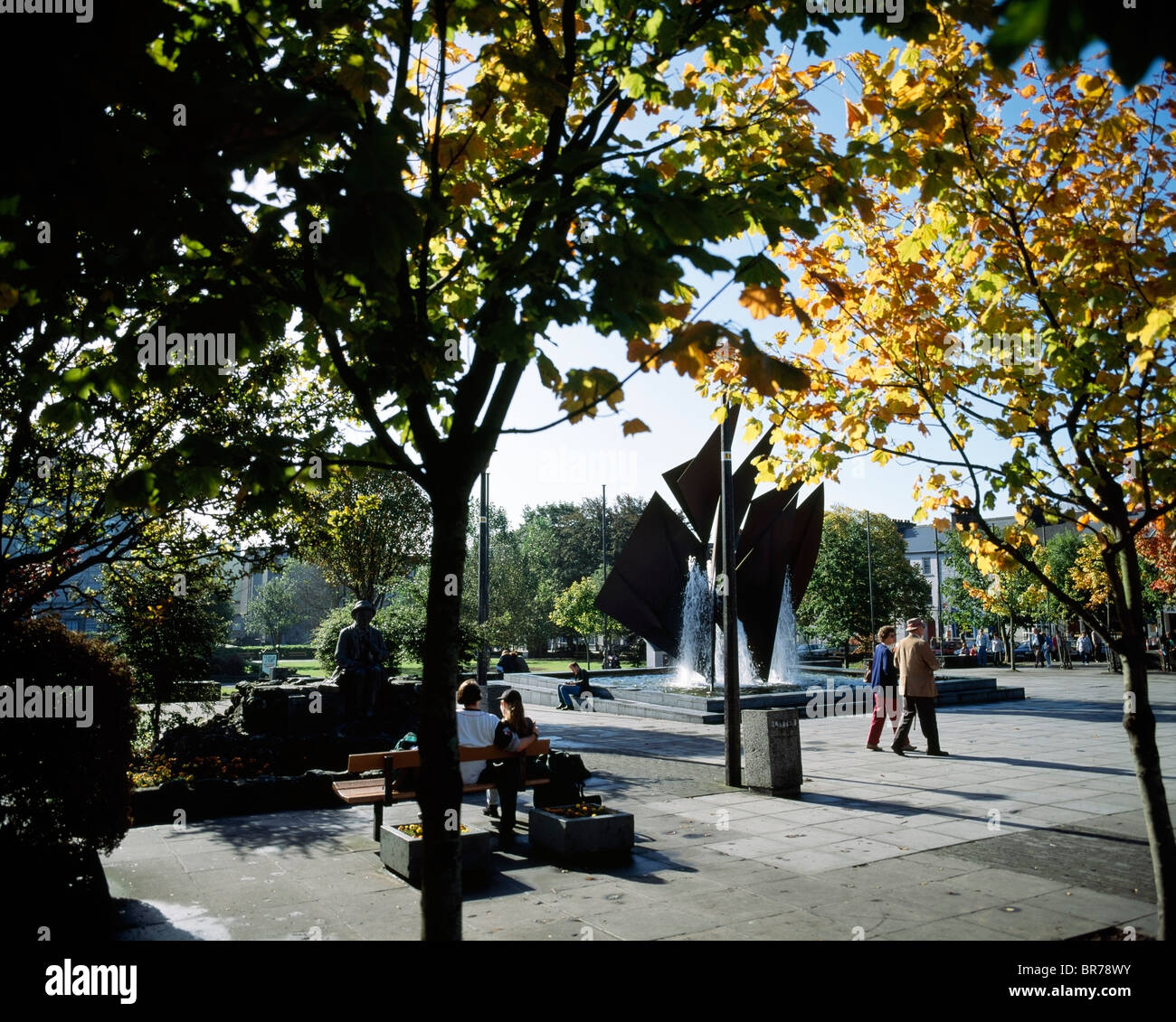 Eyre Square, Galway, Irland, Kupfer-Skulptur zeigt das Segel eine Galway Hooker Stockfoto