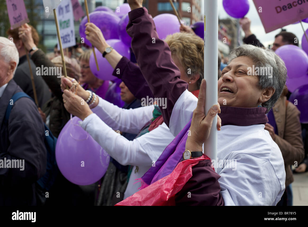 Unterstützer und Demonstranten Strecke der für Besuch in London von Papst Benedict XVI Stockfoto