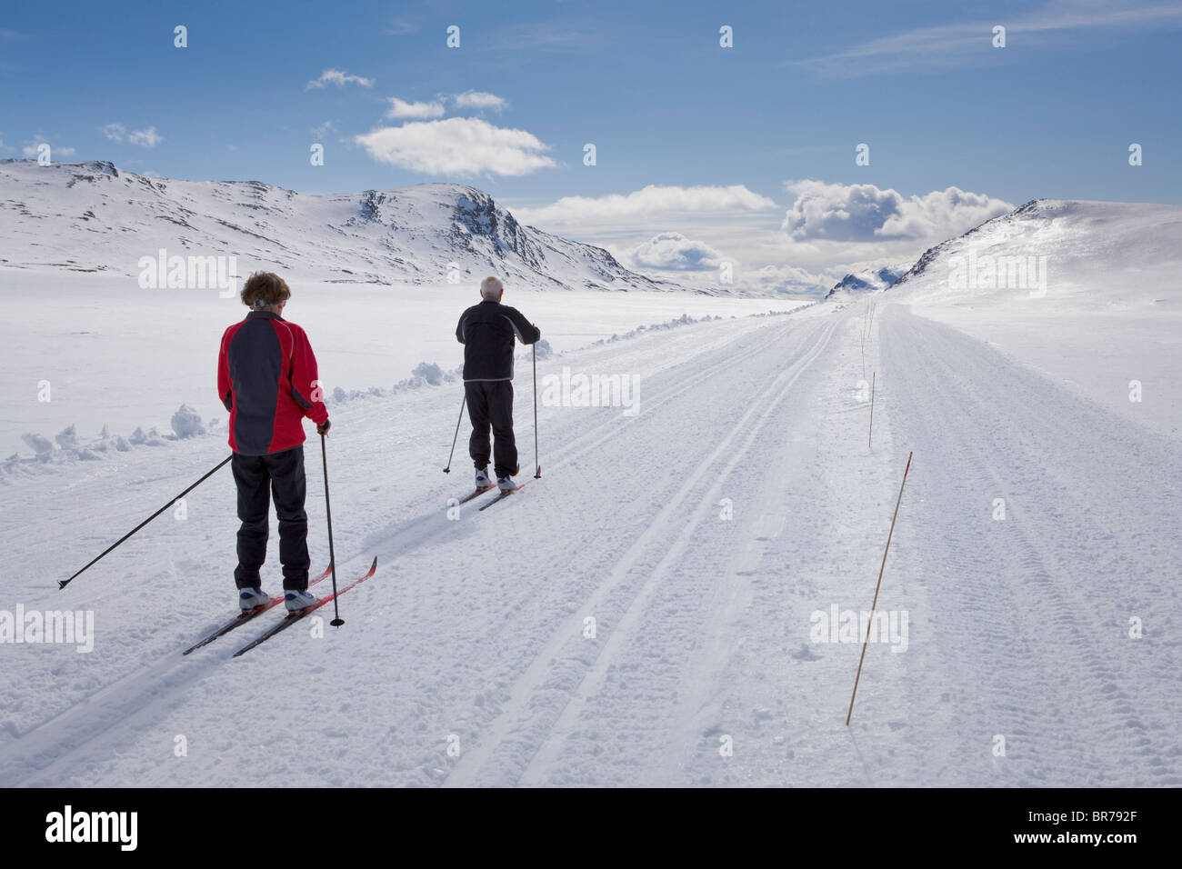 Mann und Frau Skifahren bis in die Hügel des Rondane-Nationalparks; Rondane, Norwegen Stockfoto