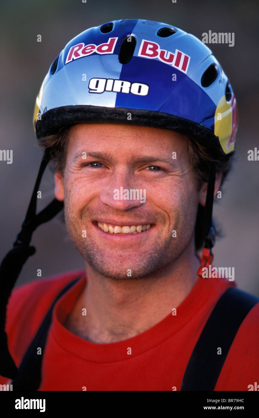 Porträt/Kopfschuss von einem BASE-Jumper lächelnd mit einem Helm auf in Twin Falls Idaho. Stockfoto