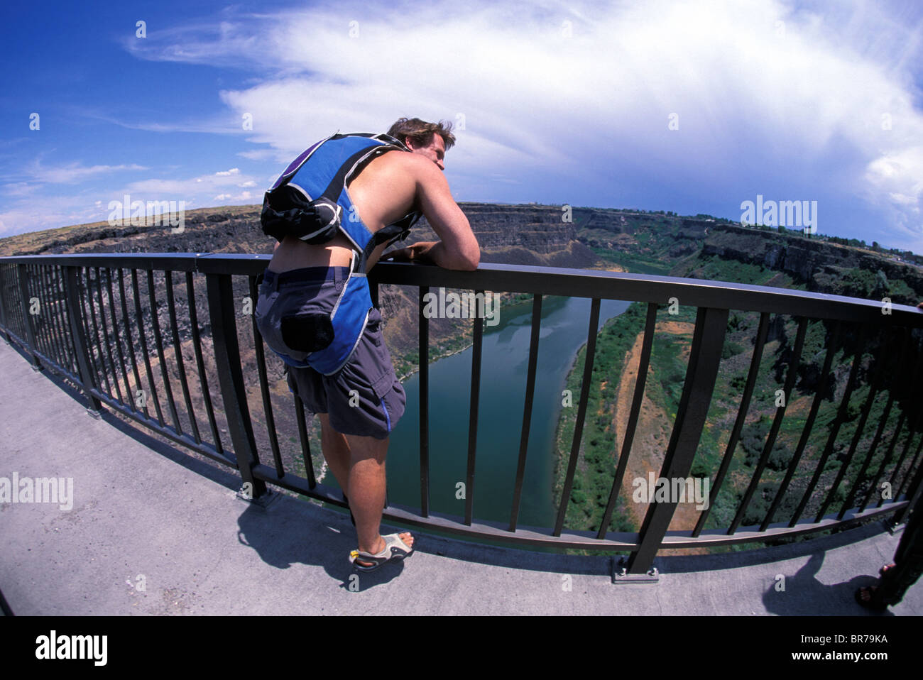 Ein BASE-Jumper blickt auf eine Brücke in Twin Falls Idaho (Breite Weitwinkel-Objektiv). Stockfoto