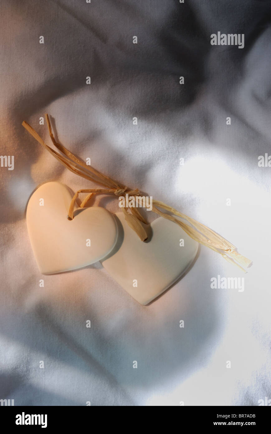 Ein paar romantisch verknotet und umschlungen, weiße Valentine Herzen. auf einem romantischen Mondschein, cool, feine Baumwolle-Hintergrund. Stockfoto