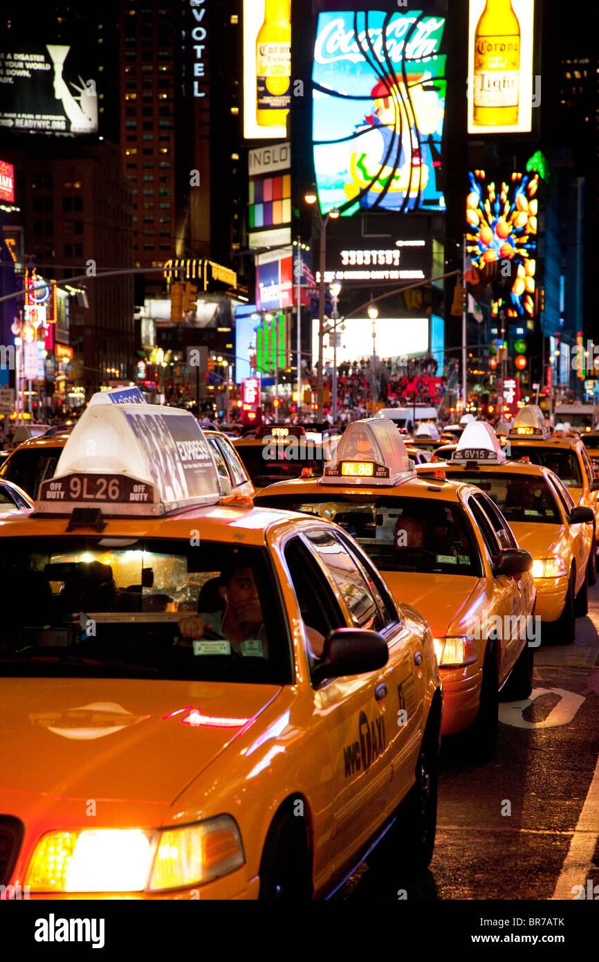 Taxis warten auf Ampel in Times Square in New York City, USA Stockfoto