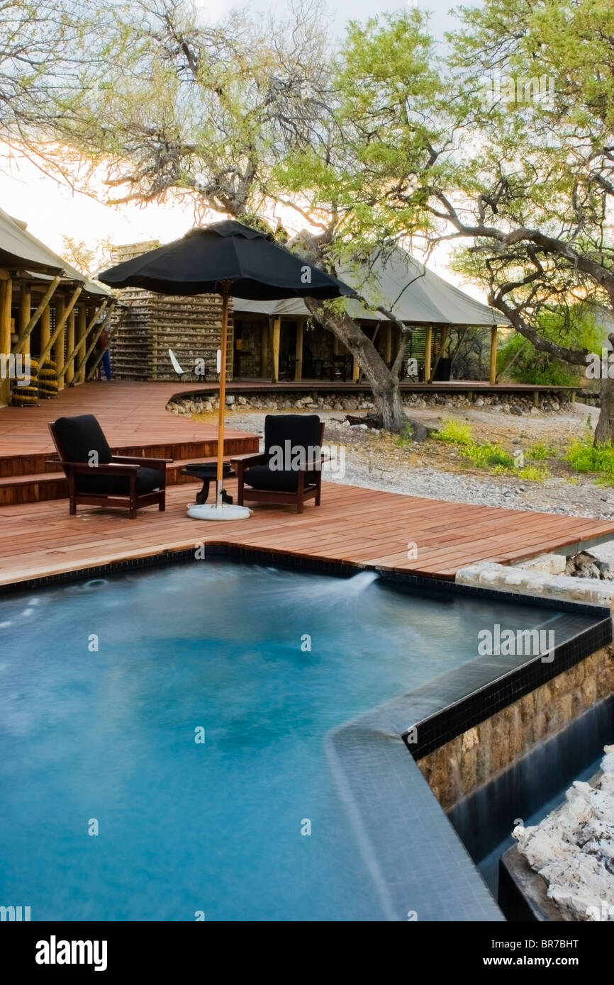 Infinity-Pool auf Onguma tented Camp auf Onguma Private Nature Reserve Etosha Nationalpark - Namutoni Gate Namibia. Stockfoto