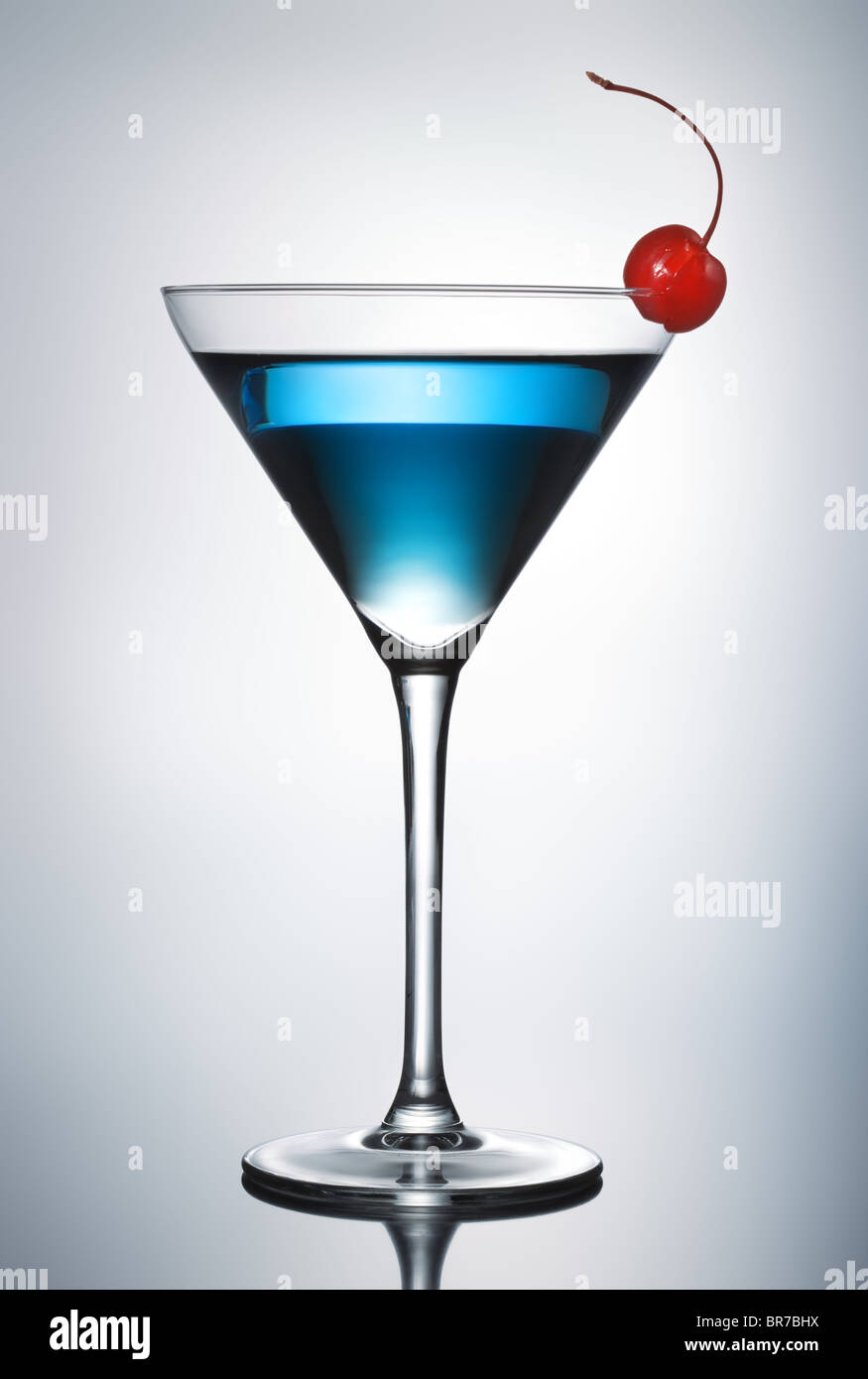 Eine blaue cocktail Martini mit Sahnehäubchen Stockfoto