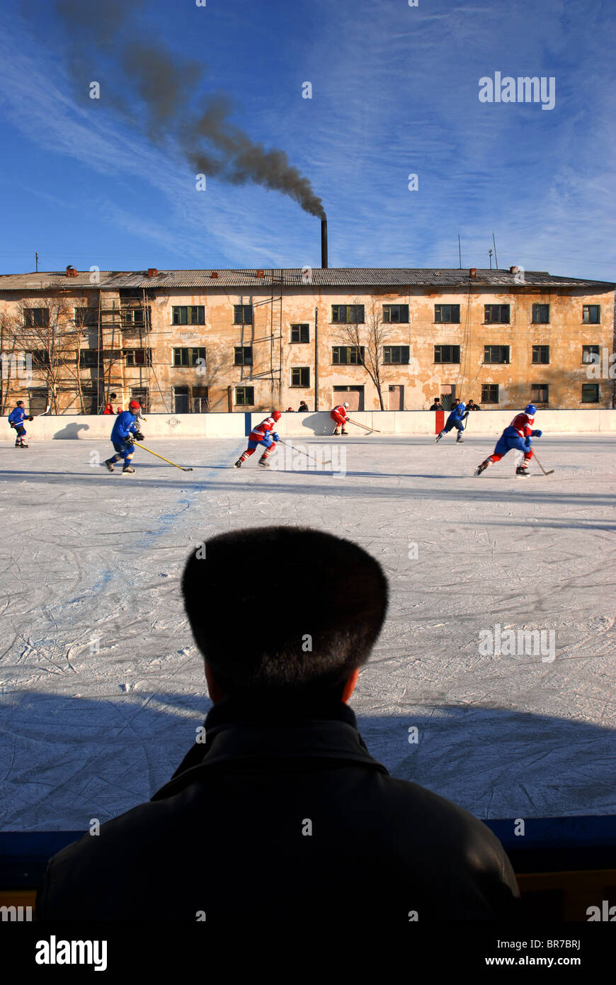 Ein Russe Uhren eine lokale Eishockey-Spiel in Russland Makarov Sachalin Stockfoto