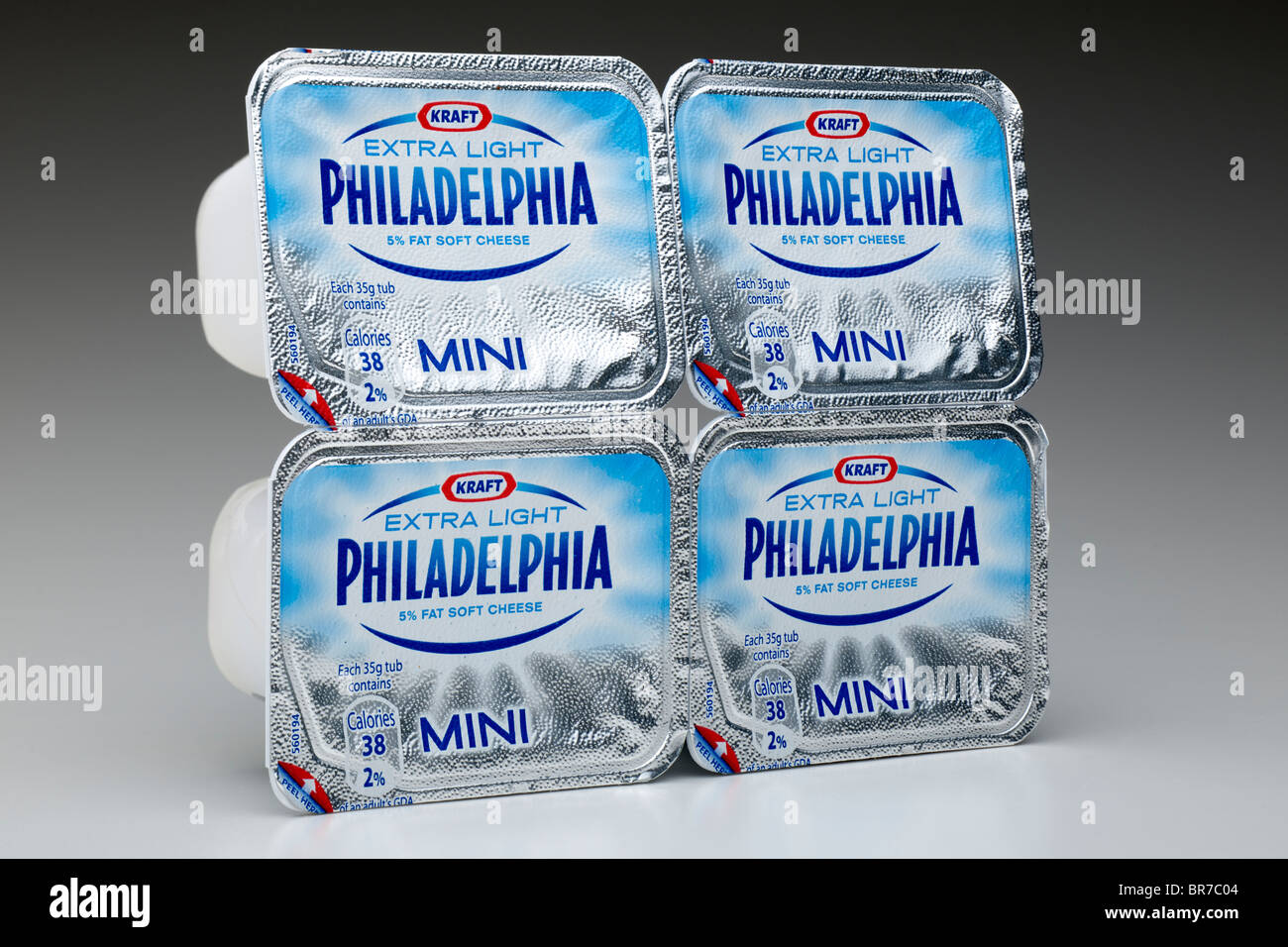 Vier Kraft Mini Kartons extra leicht Fett Frischkäse Philadelphia zu verbreiten Stockfoto