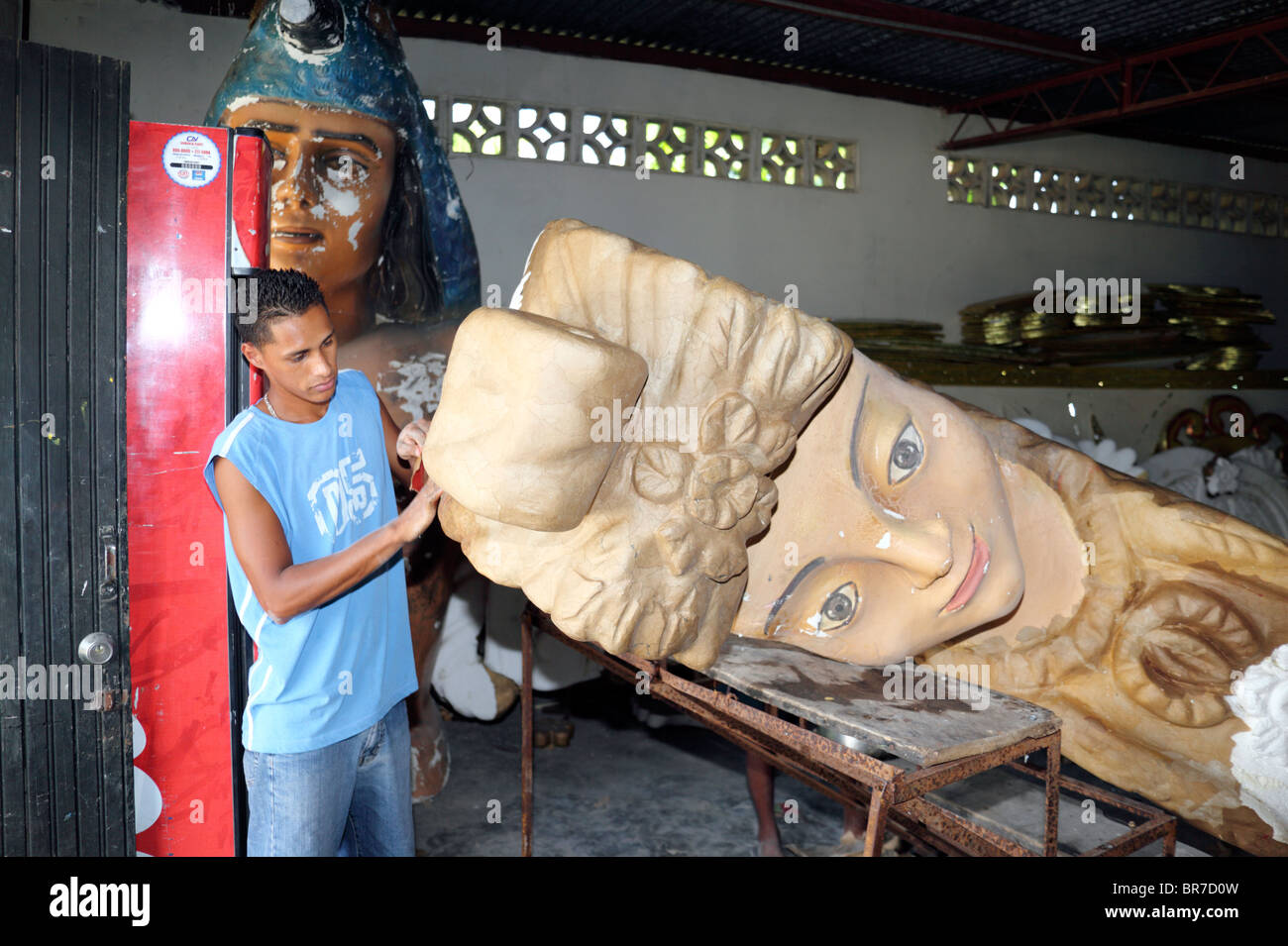 Mann, der eine riesigen papier Pappmaché-Figur für den Karneval zu schweben, Parita, in der Nähe von Chitre, Azuero Peninsula, Panama. Stockfoto