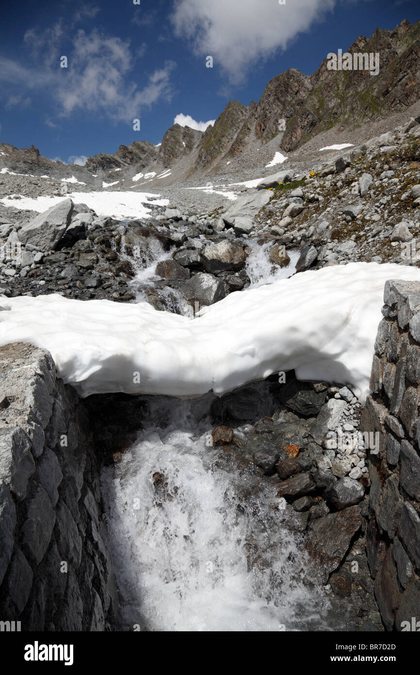 Schmelzender Schnee und Eis im Sommer in der Nähe des Rettenbach Gletscher, Sölden, Österreich Stockfoto