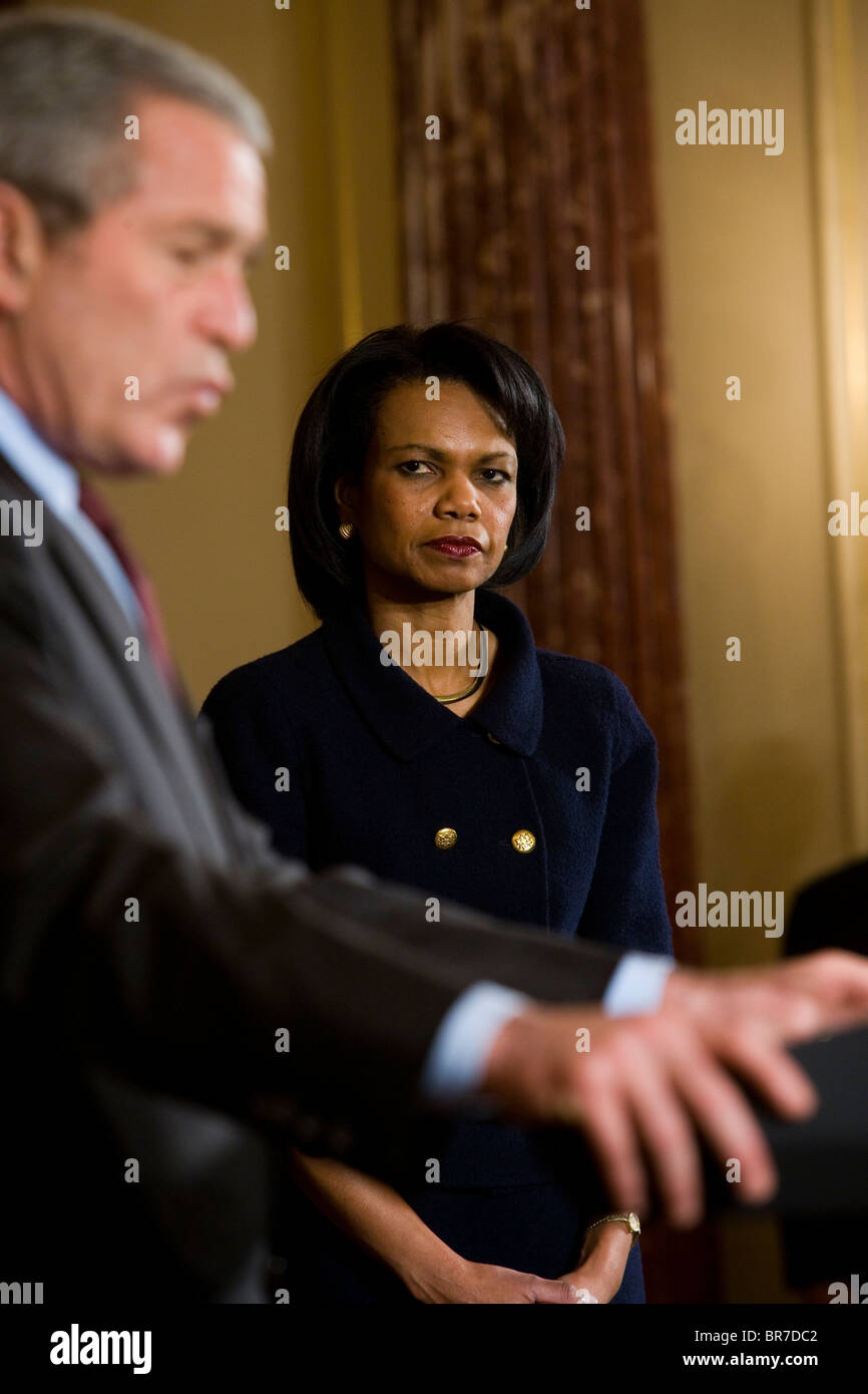 US-Außenministerin Condoleezza Rice schaut zu, wie Präsident Bush spricht Stockfoto