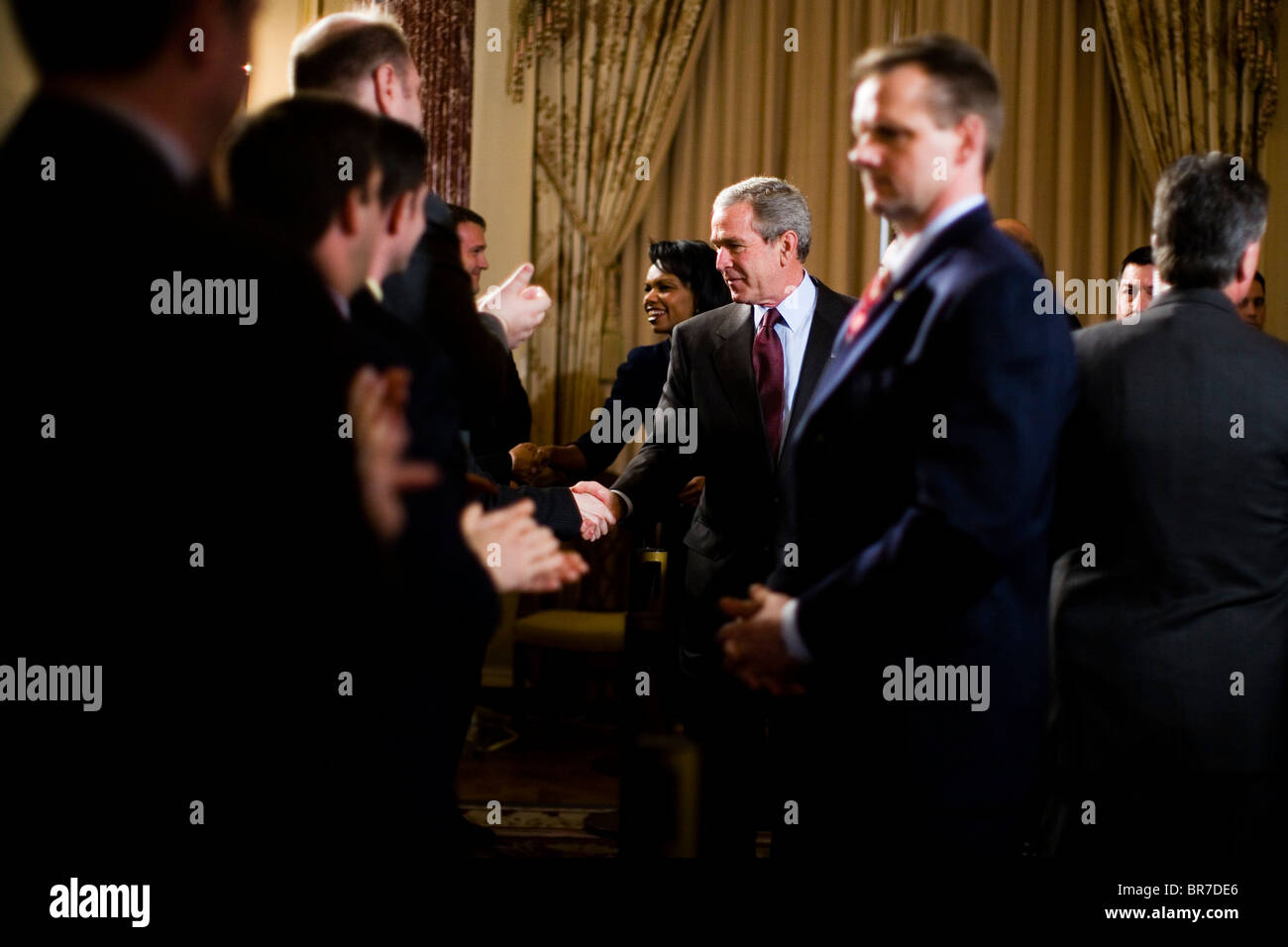 Präsident Bush arbeitet die Seil-Linie, die folgenden Negroponte als Deputy Secretary Of State Vereidigung der Stockfoto