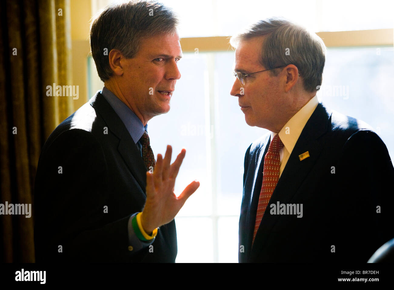 Tony Snow und Stephen Hadley sprechen im Oval Büro Stockfoto