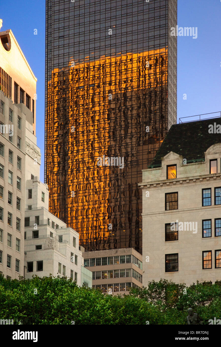 Späten Nachmittag Reflexionen an Gebäuden in Midtown Manhattan, New York City USA Stockfoto