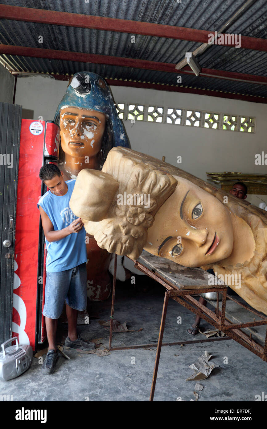 Mann, der eine riesigen papier Pappmaché-Figur für den Karneval zu schweben, Parita, in der Nähe von Chitre, Azuero Peninsula, Panama. Stockfoto