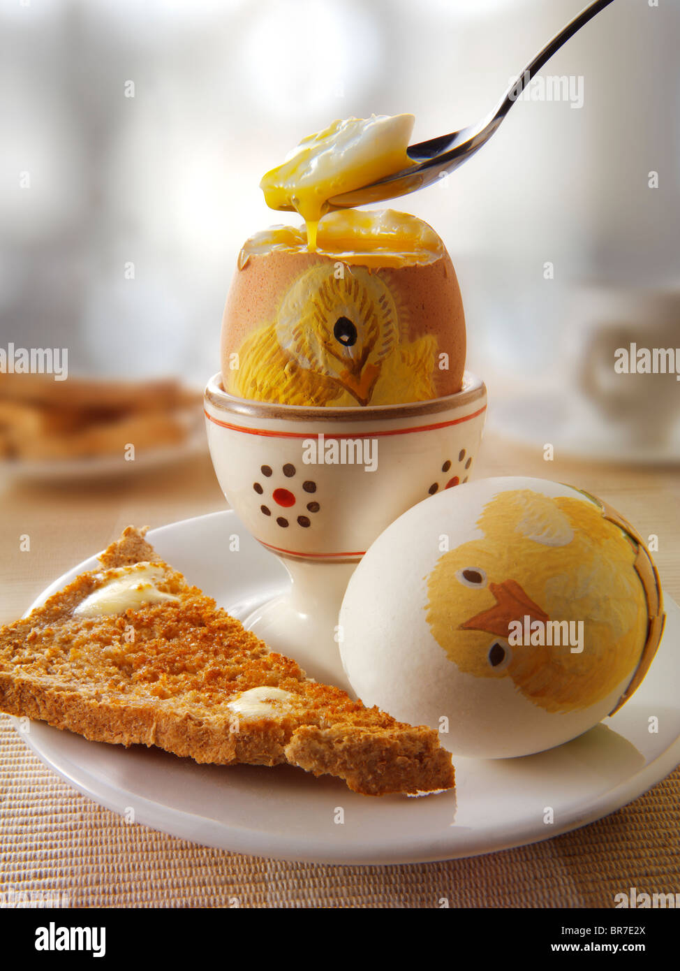 Festliche Ostereier zum Frühstück gegessen wird eingerichtet Stockfoto