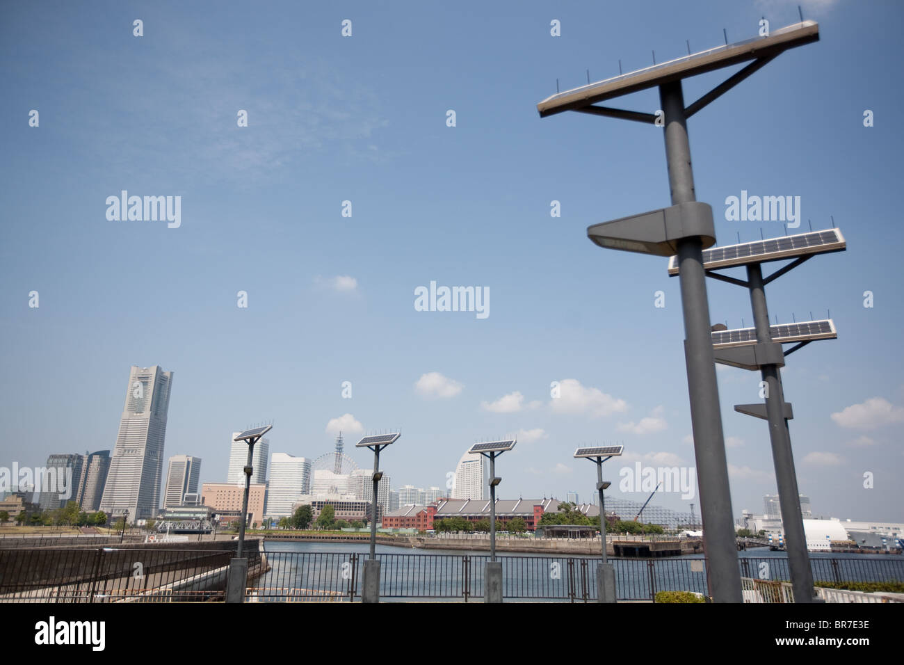 Windrad und Solarzelle angetrieben Straßenbeleuchtung, Yokohama, Japan. Stockfoto