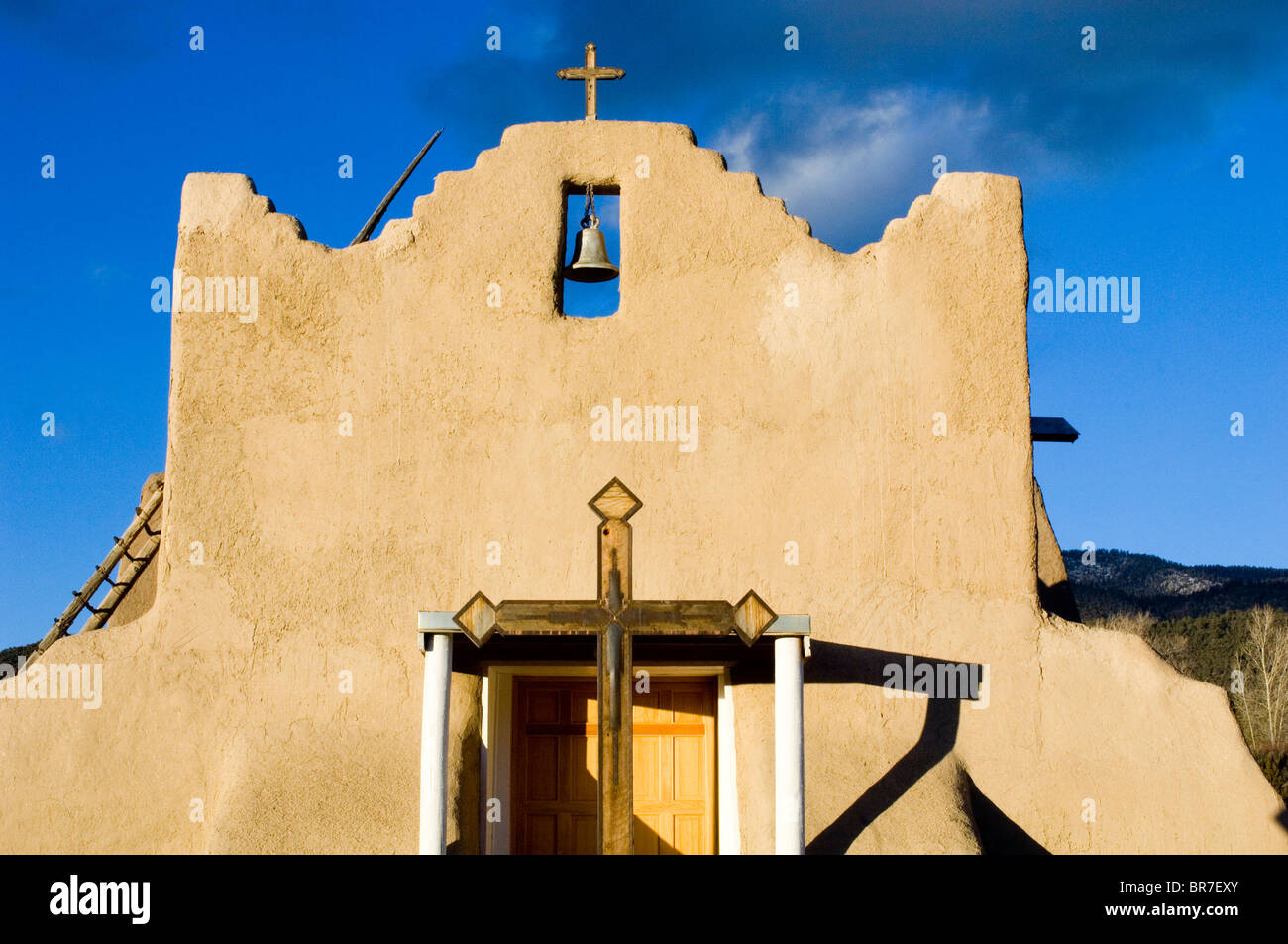 Die Front der Kirche Picuris Pueblo in New Mexico Stockfoto