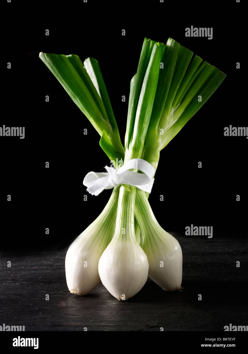 Noch immer leben aus einem Bündel von frischen Frühlingszwiebeln, Salat, Zwiebeln, in einer Küche, Einstellung Stockfoto