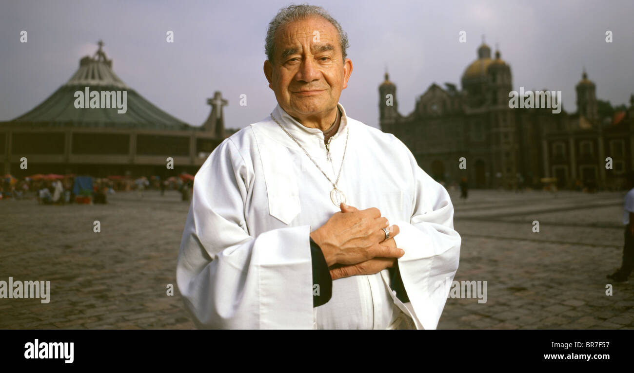 Mexikanischer Priester in Gaudeloupe Stockfoto