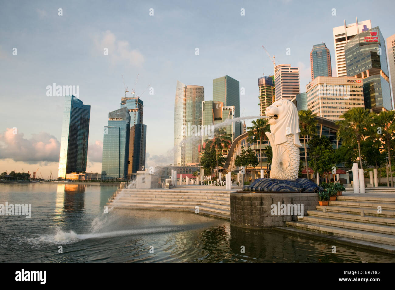 Merlion und Central Business District-Singapur Stockfoto