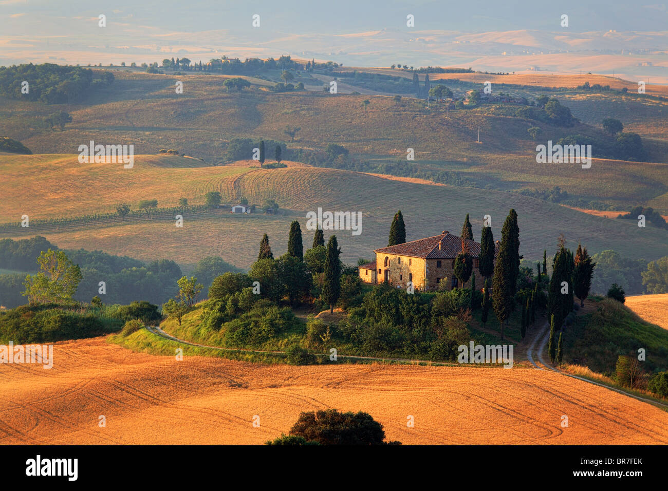 Villa auf einem Hügel in Val d ' Orcia in der Provinz Italiens Tuscany Stockfoto
