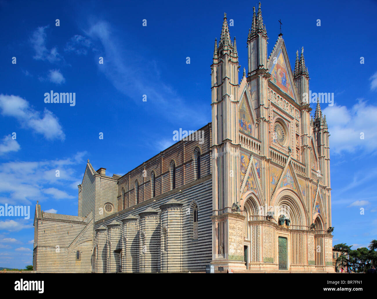 Der Duomo di Orvieto ist eine große 14. Jahrhundert römisch-katholische Kathedrale befindet sich in der Stadt Orvieto in Umbrien, Mittelitalien. Stockfoto