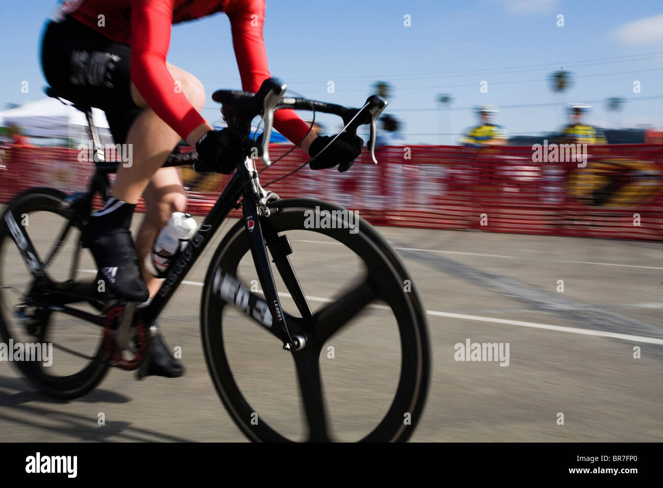 Niedrigen Winkel Schuss eines Radfahrers in Del Mar CA. Stockfoto