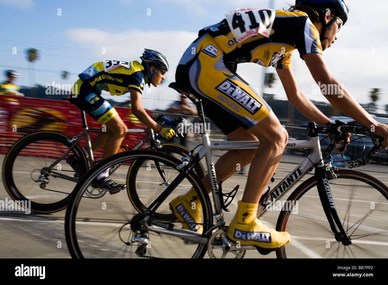 Zwei Radfahrer in Schließstellung in Del Mar CA. Stockfoto