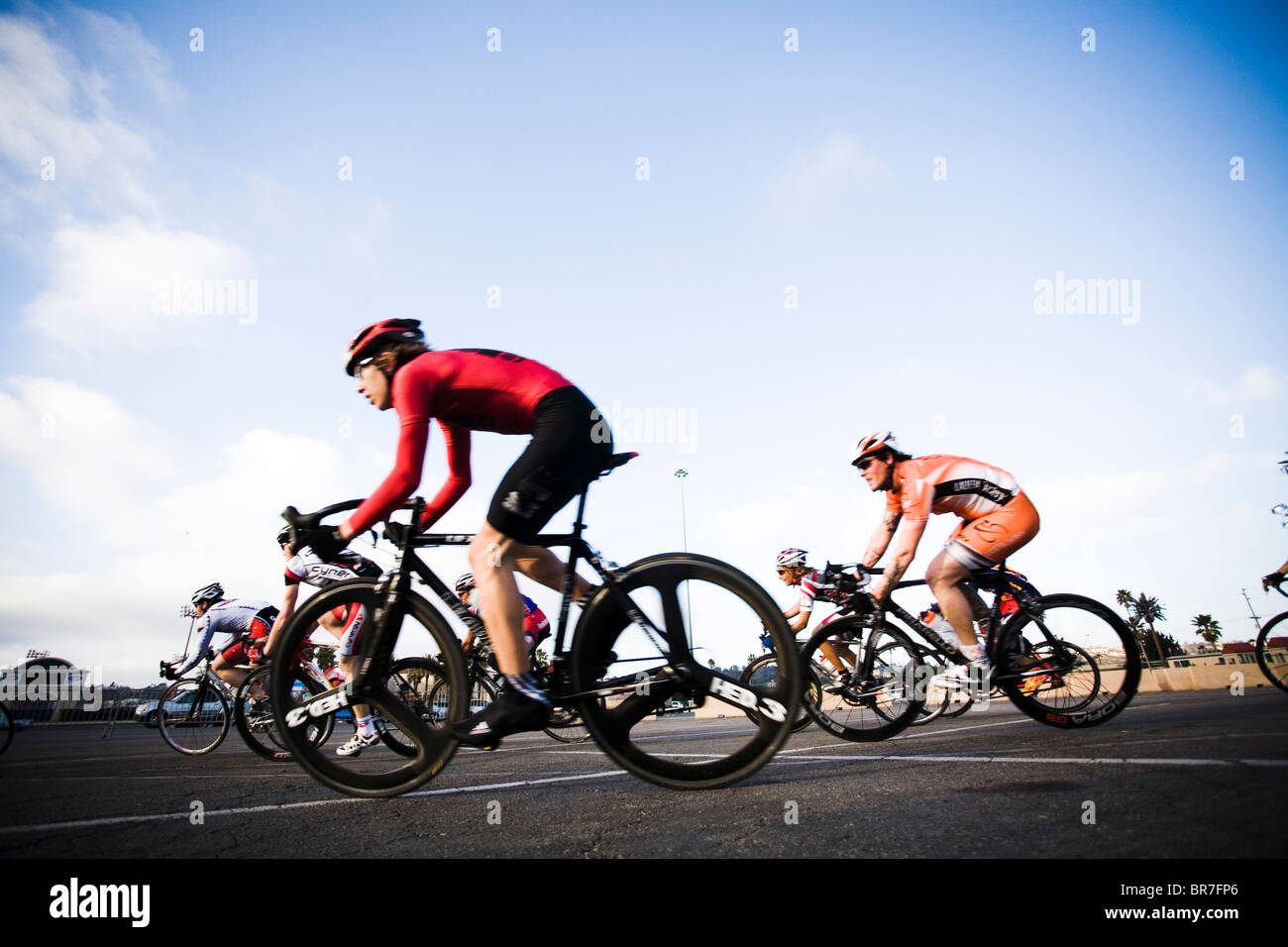 Niedrige Weitwinkeleinstellung des Radfahrers in Del Mar CA. Stockfoto