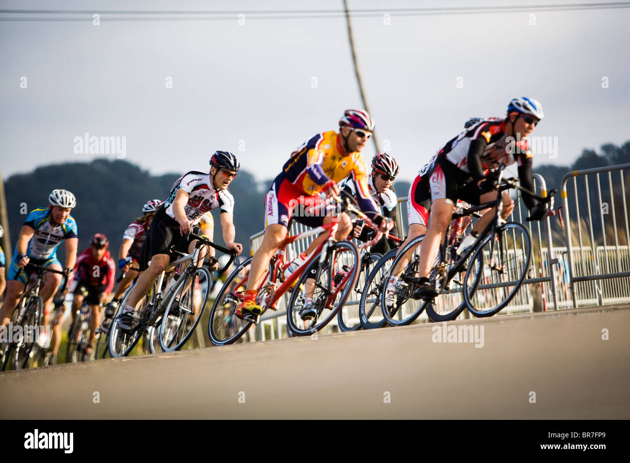 Eine Packung von Radfahrern Ecke in Del Mar CA. Stockfoto
