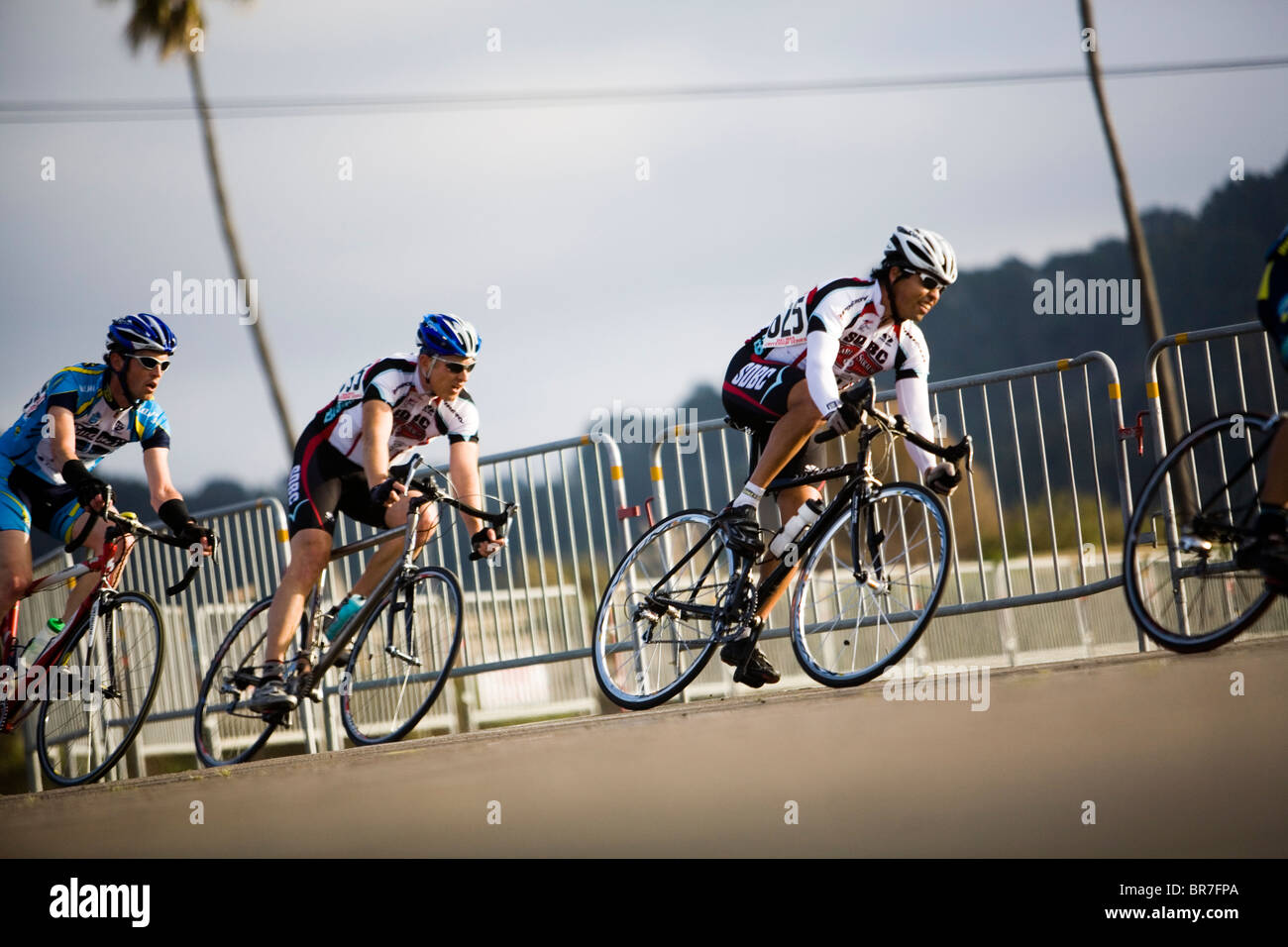 Eine Packung von Radfahrern Ecke in Del Mar CA. Stockfoto
