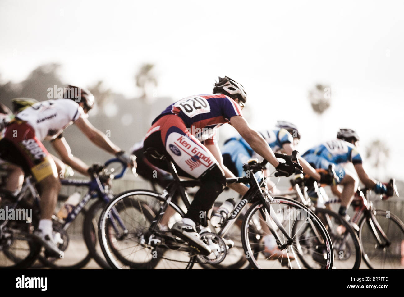 Eine Packung von Radfahrern Ecke in Del Mar CA. Stockfoto