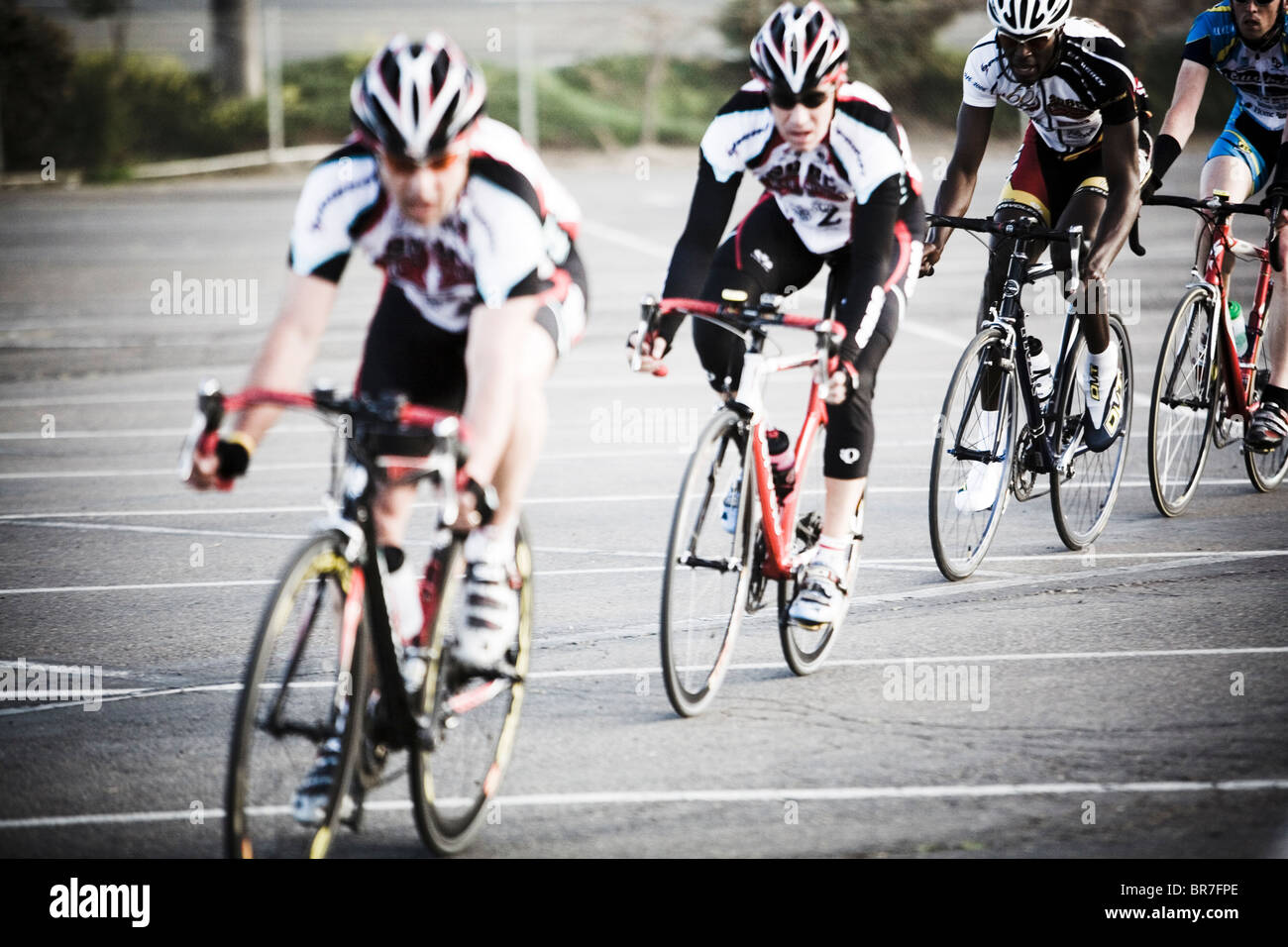 Pack von Radfahrern in Del Mar ca. Fokus auf der 3. Radfahrer ausgedünnt. Stockfoto