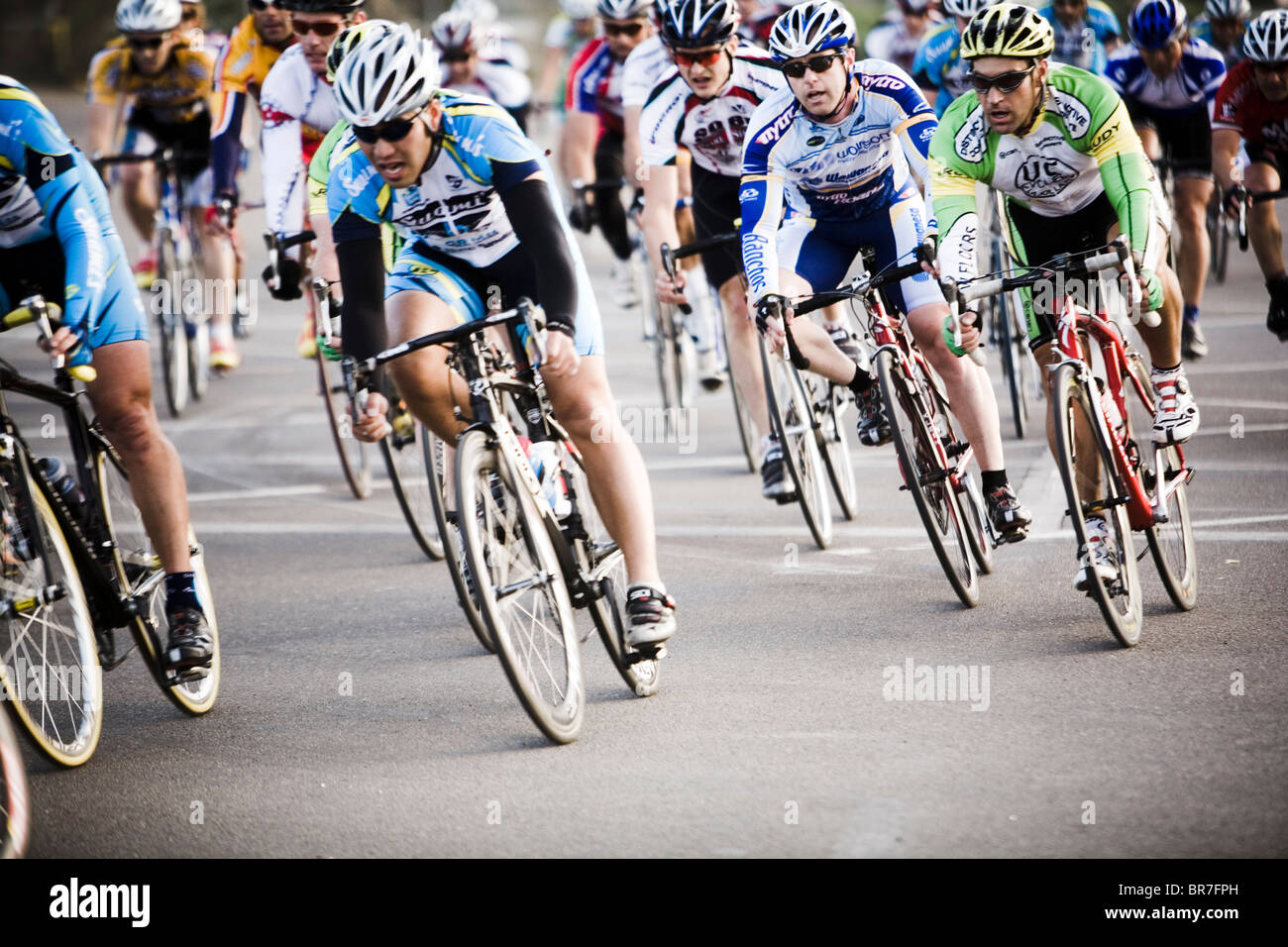 Eine Packung von Radfahrern Ecke in Del Mar CA. Stockfoto
