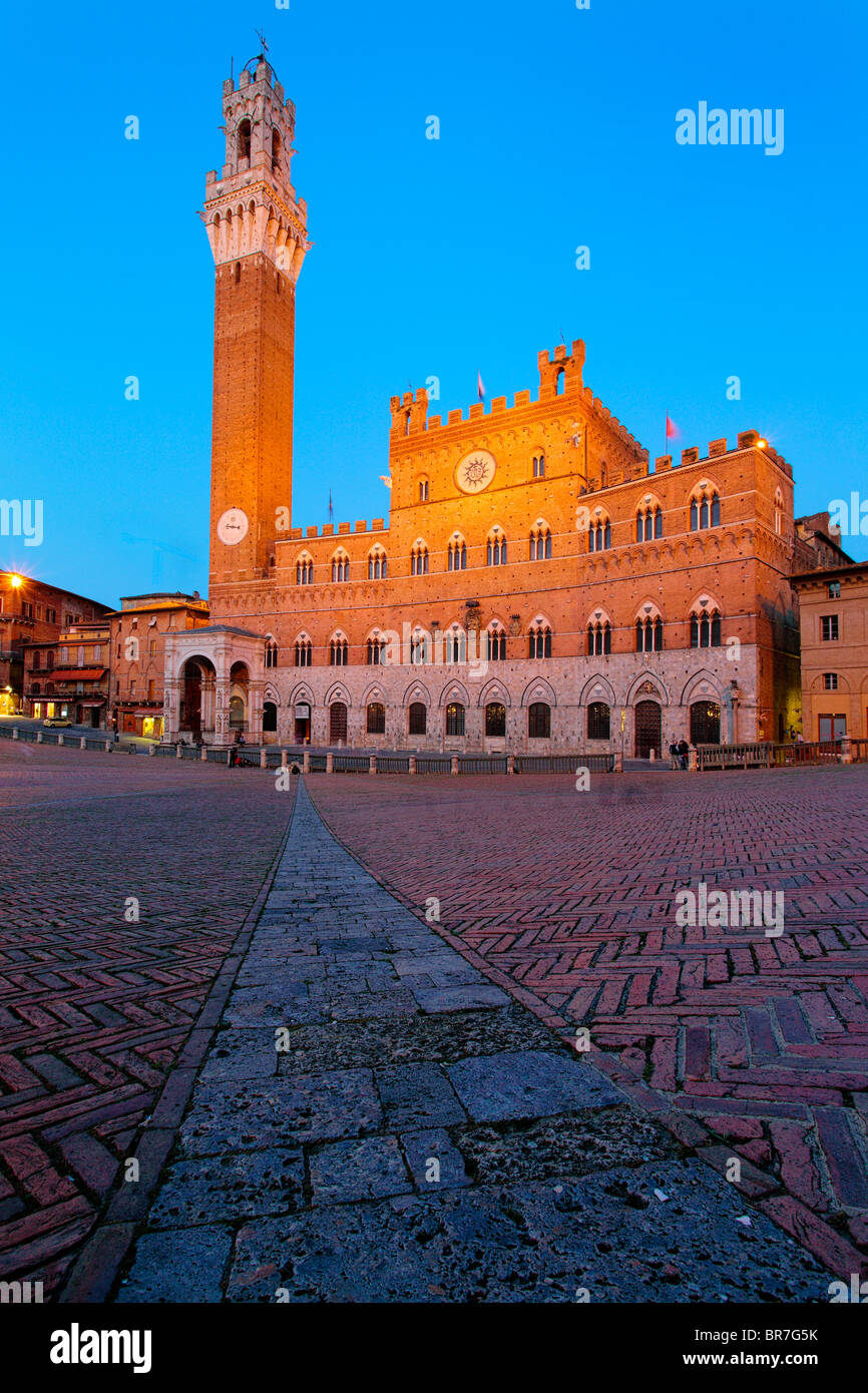 Der Torre del Mangia ist ein Turm in Siena, in der Region Toskana in Italien Stockfoto