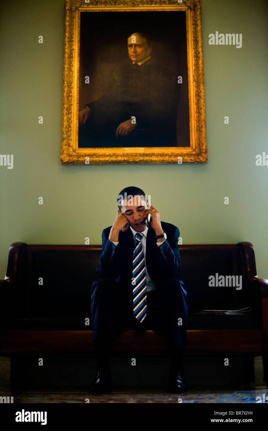 Barack Obama spricht auf einem Handy außerhalb der Senat Kammern des Kapitols Stockfoto