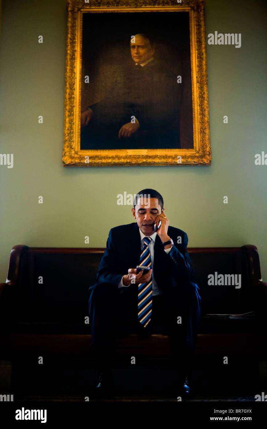 Barack Obama spricht auf einem Handy außerhalb der Senat Kammern des Kapitols Stockfoto