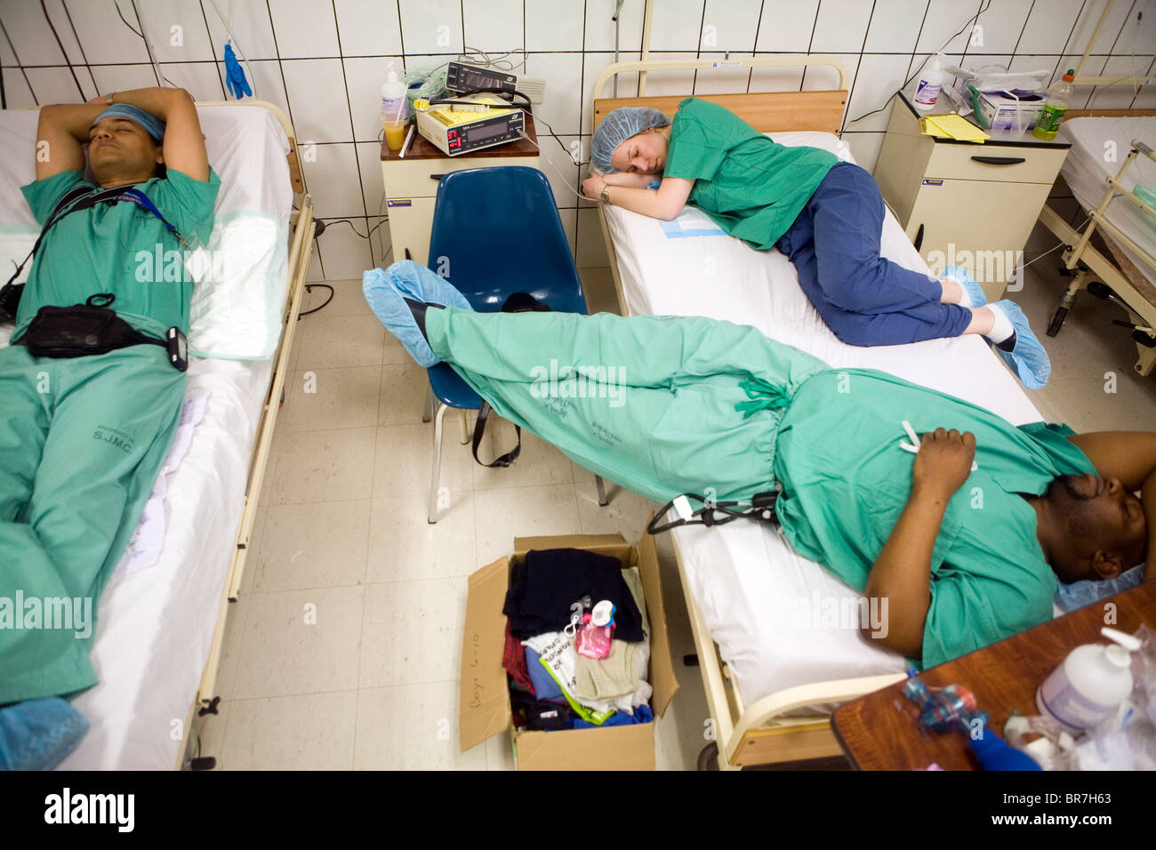 Amerikanische Ärzte und Krankenschwestern abstürzen in der Post-Op-Gemeinde, nach vielen lange Tagen der Nächstenliebe zu tun in Esmeraldas Ecuador arbeiten. Stockfoto