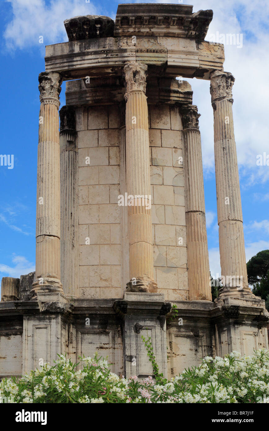 Der Tempel der Vesta auf dem Forum Romanum in Rom, Italien Stockfoto