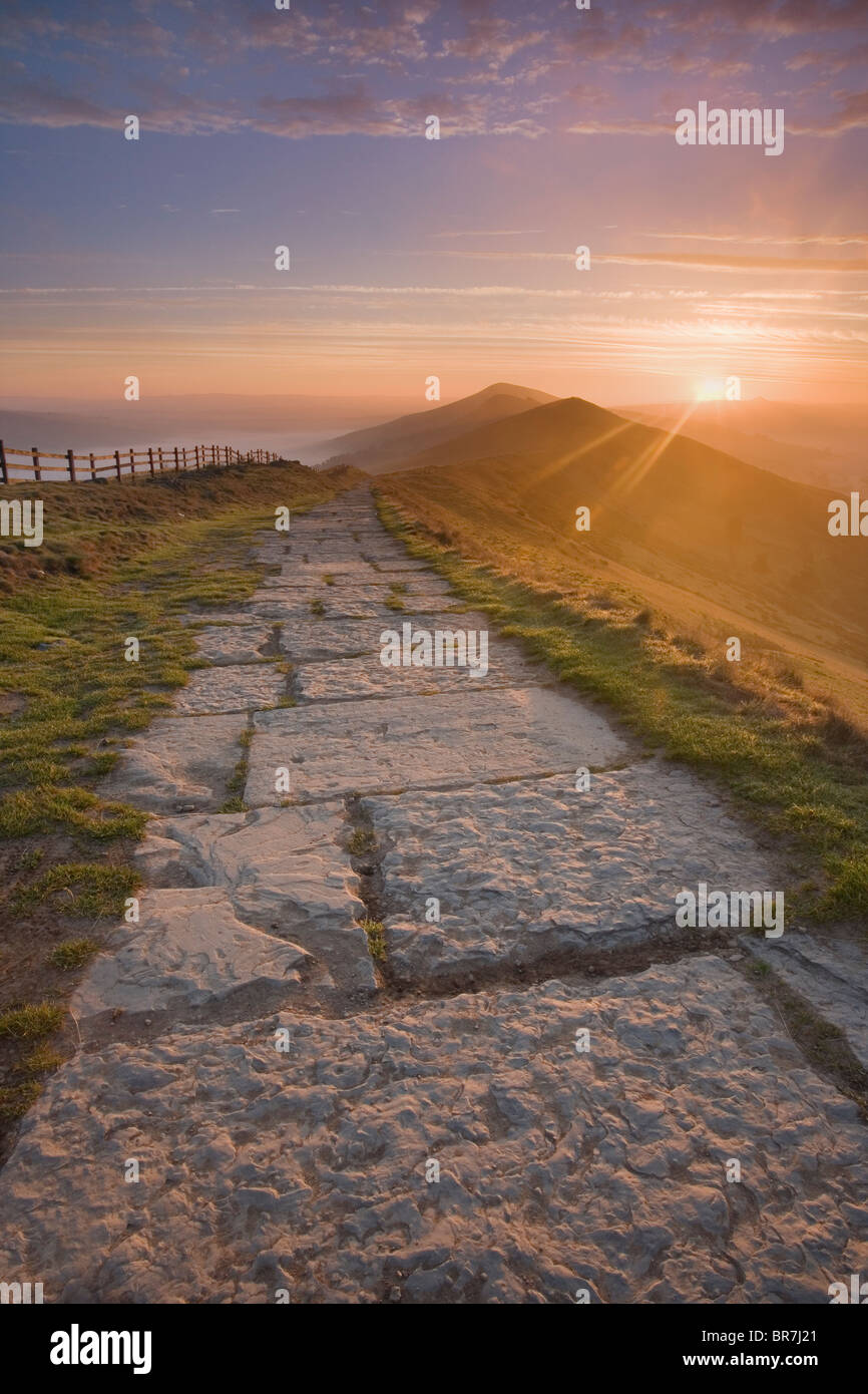 Losehill Hecht und wieder Tor aus dem gepflasterten Fußweg von Mam Tor bei Sonnenaufgang, Castleton, Peak District Derbyshire UK Stockfoto