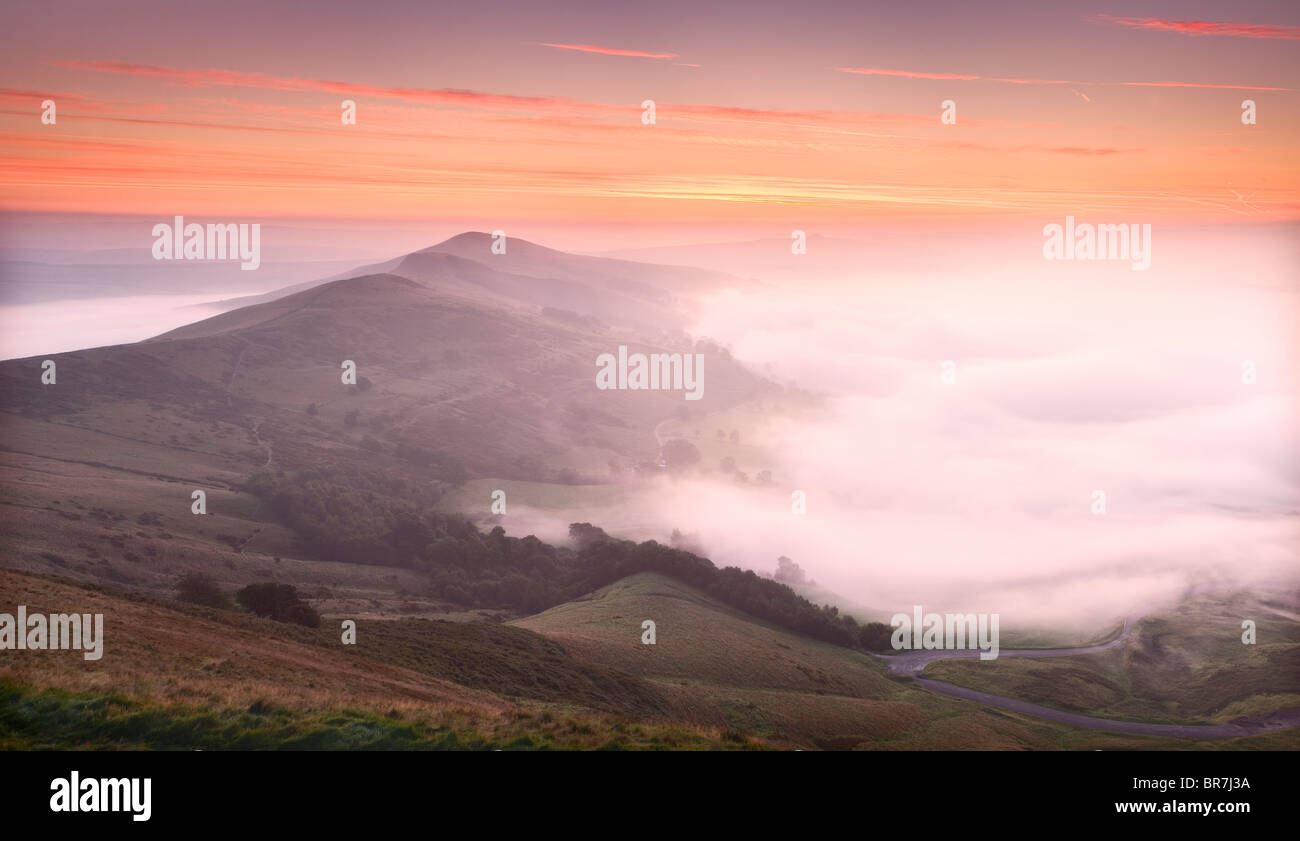 Losehill Hecht und wieder Tor von Mam Tor mit Nebel Inversion über The Hope Valley am Castleton in The Derbyshire Peak District UK Stockfoto